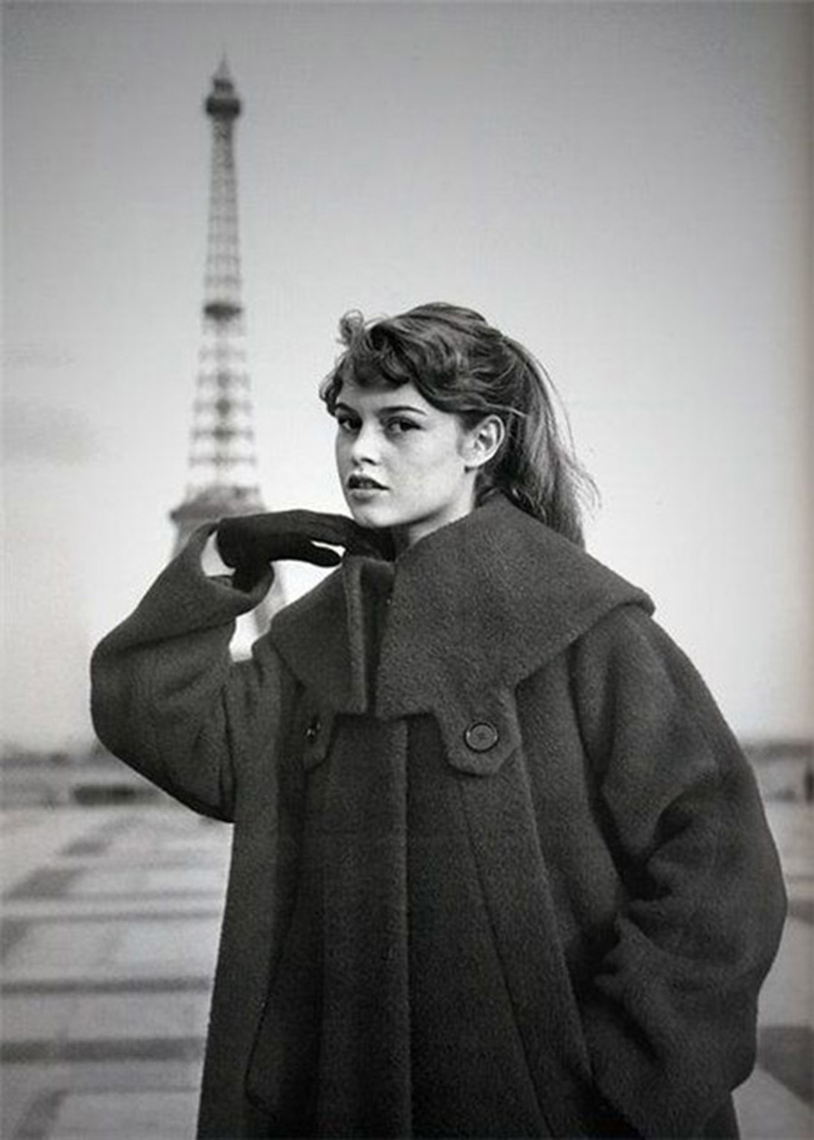les plus belles photos de Brigitte Bardot.Brigitte Bardot en vêtements chauds devant la Tour Eiffel © Photo : DR


