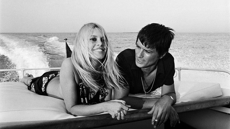 les plus belles photos de Brigitte Bardot.Brigitte Bardot et Alain Delon allongée sur un yacht © Copyright : DR