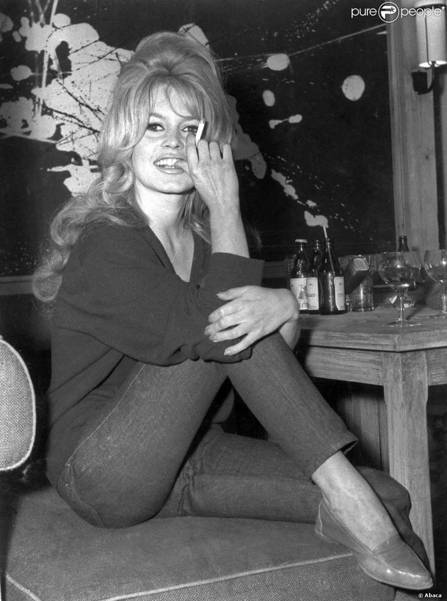 les plus belles photos de Brigitte Bardot.Brigitte Bardot en pause pendant le tournage d'un film