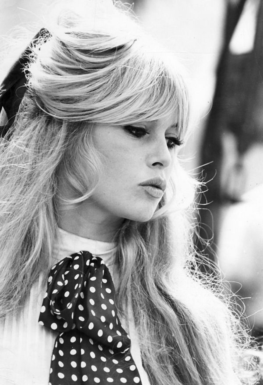 les plus belles photos de Brigitte Bardot.Brigitte Bardot avec un beau noeiud papillon vichy