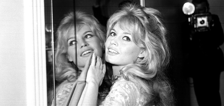 les plus belles photos de Brigitte Bardot.Brigitte Bardot pose pour les photographes devant un miroir © Copyright : DR