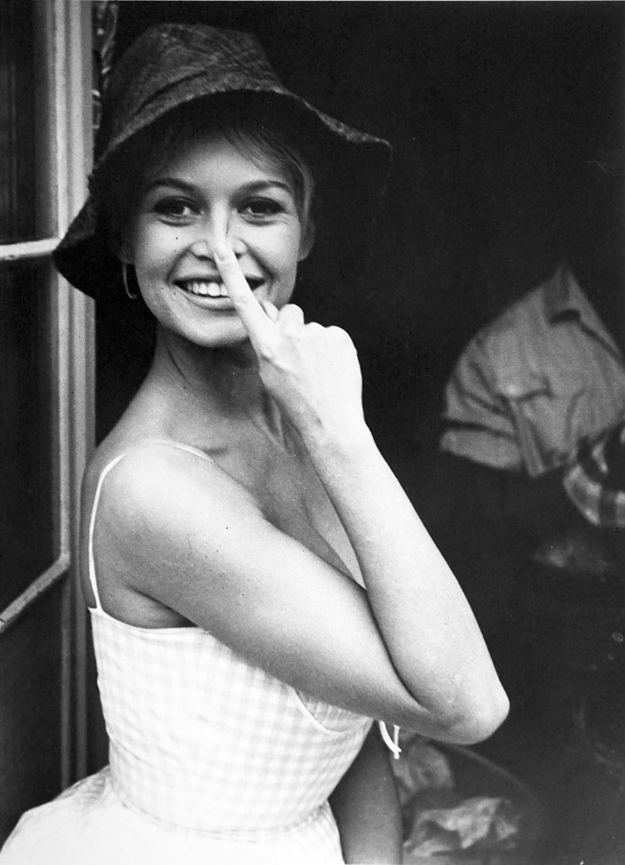 les plus belles photos de Brigitte Bardot.Brigitte Bardot avec son doigt sur le bout du nez
