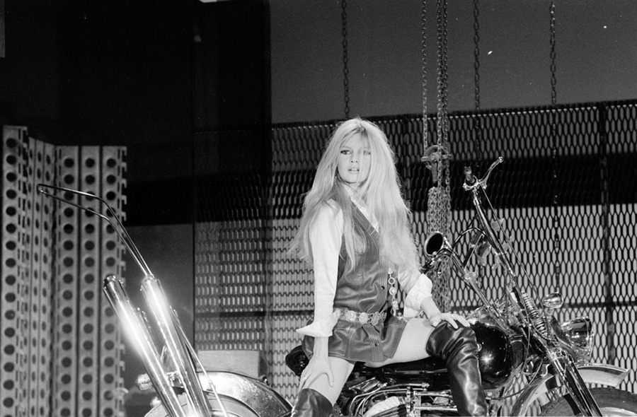 les plus belles photos de Brigitte Bardot.BBrigitte Bardot sur son Harley Davidson - 1969 © Copyright : DR