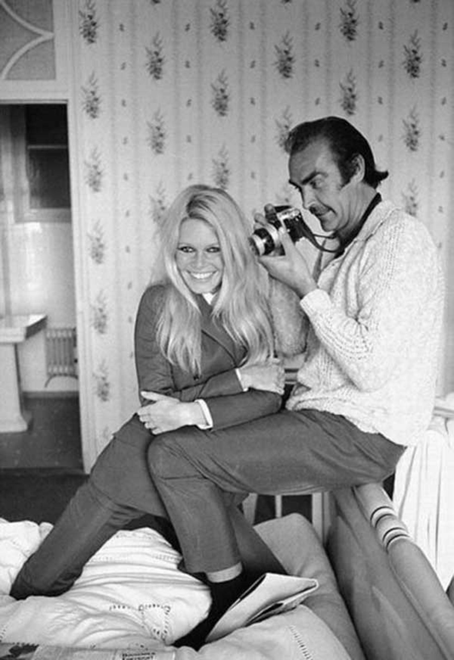 les plus belles photos de Brigitte Bardot.Brigitte Bardot et Sean Connery s'amusant comme des fous © Photo copyright : DR