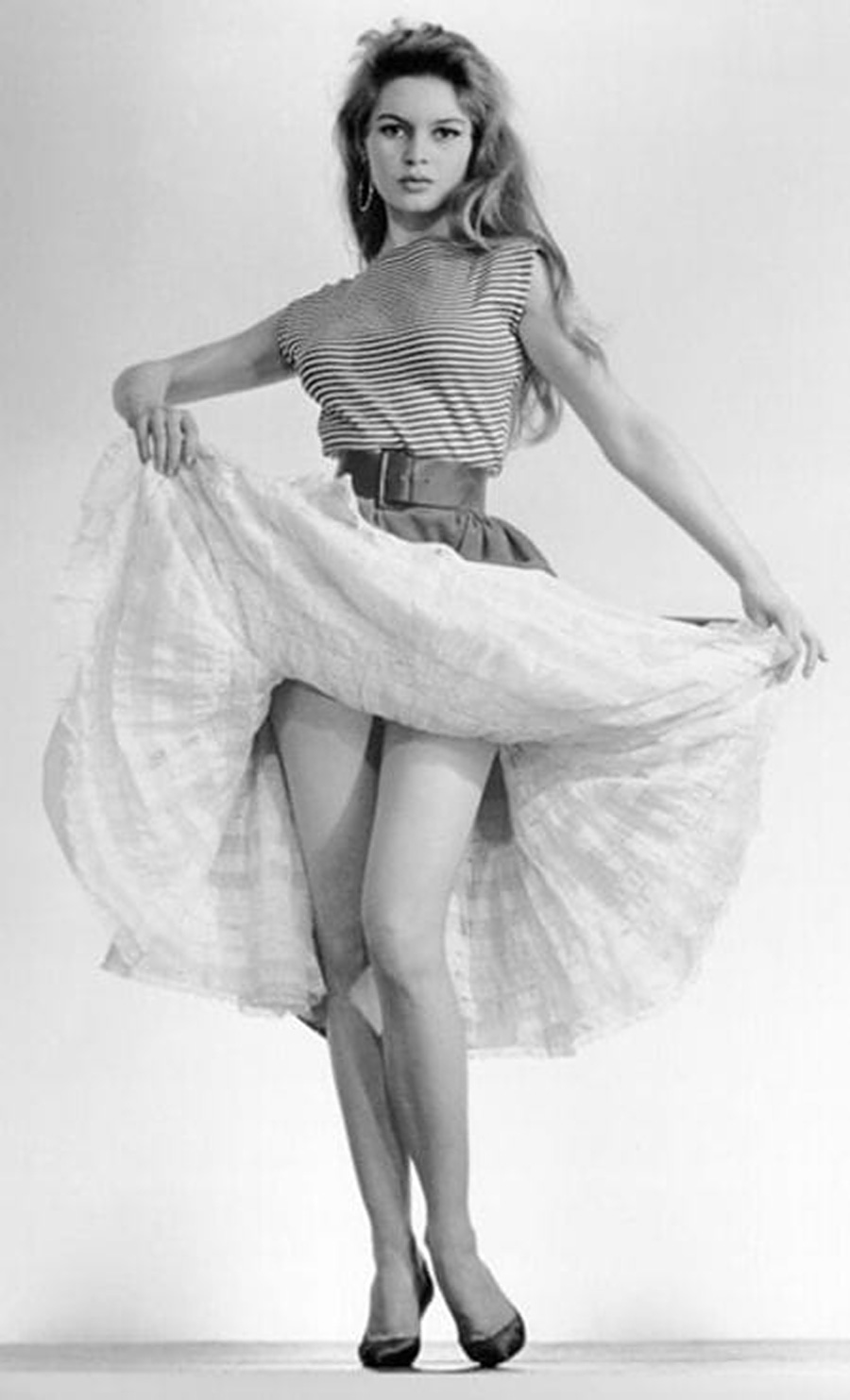 les plus belles photos de Brigitte Bardot.Brigitte Bardot, avec sa belle robe et sa marinièrep © Copyright : DR
