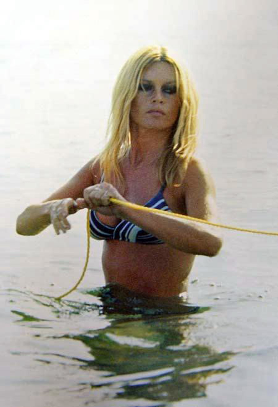les plus belles photos de Brigitte BardotBrigitte Bardot dans la mer avec un cordage © Copyright : Ron Galella
