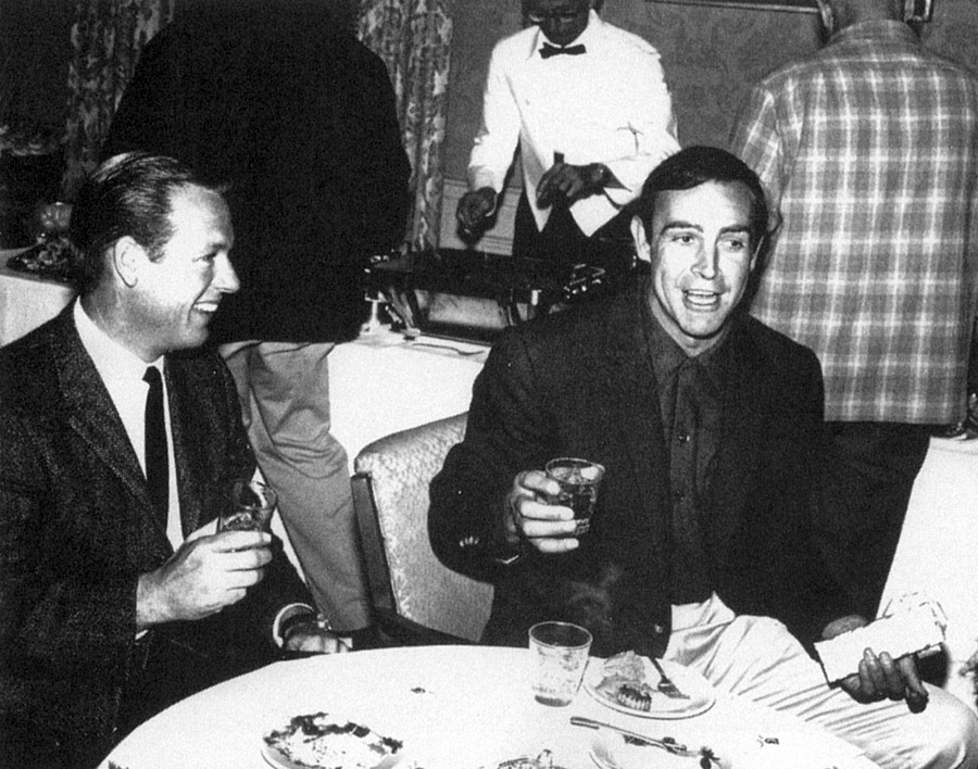 Sean Connery à table avec des amis - 1947 © Photo sous Copyright