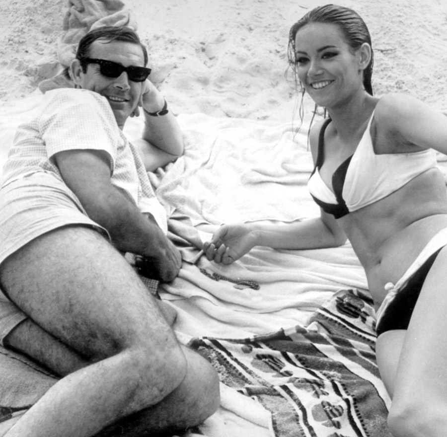 Sean Connery et la magnifique Claudine Auger en maillot de bain © Photo sous Copyright