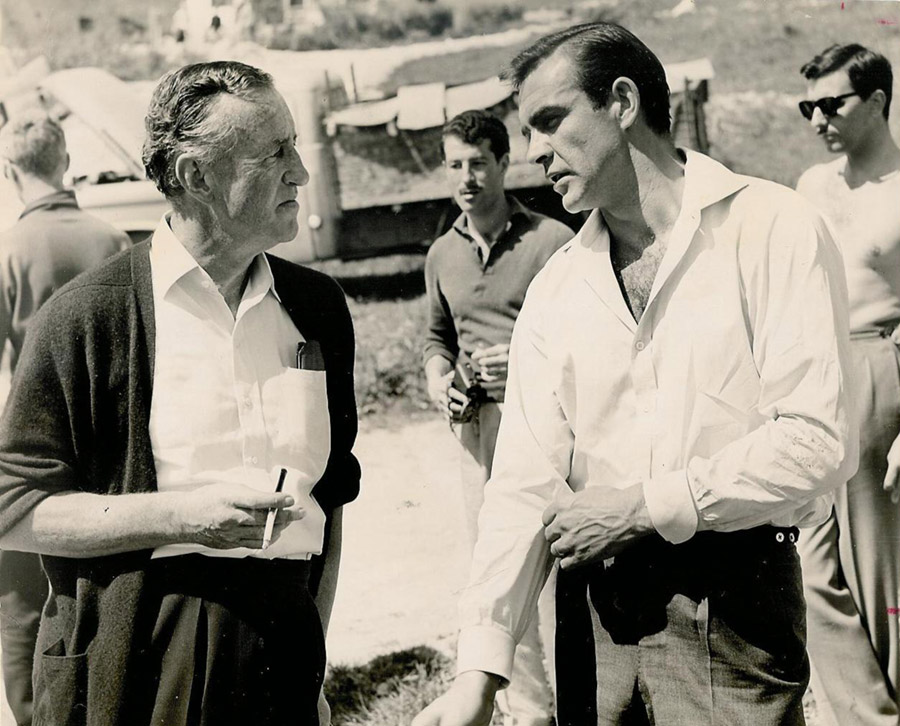 Sean Connery et Ian Fleming en pleine discussion pendant le tournage d'un James Bond