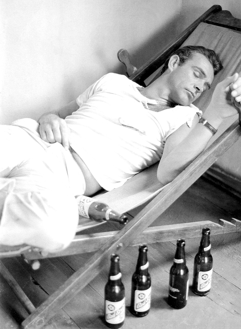 Sean Connery endormi sur un transat dans Dr No © Photo sous Copyright