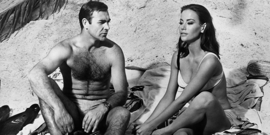 Sean Connery et Claudine Auger ensemble sur a plage