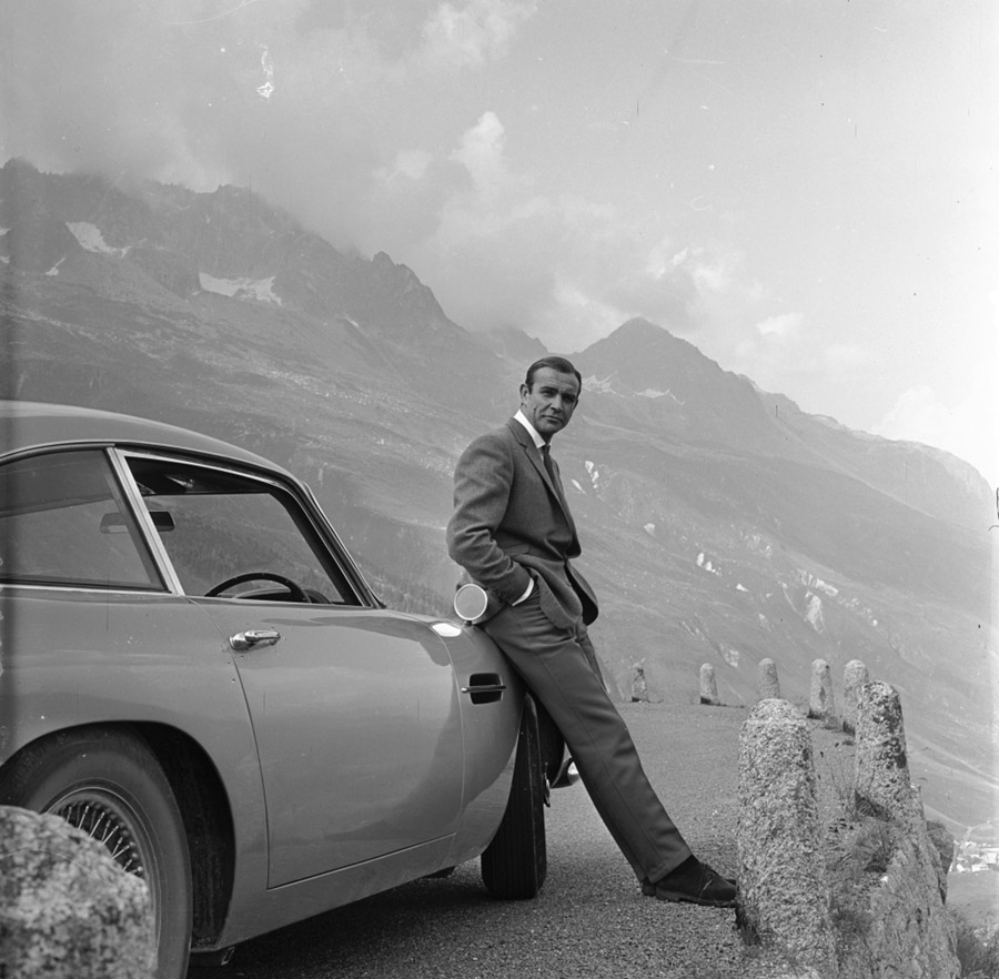 Sean Connery en James Bond devant son Aston Martin © Photo sous Copyright
