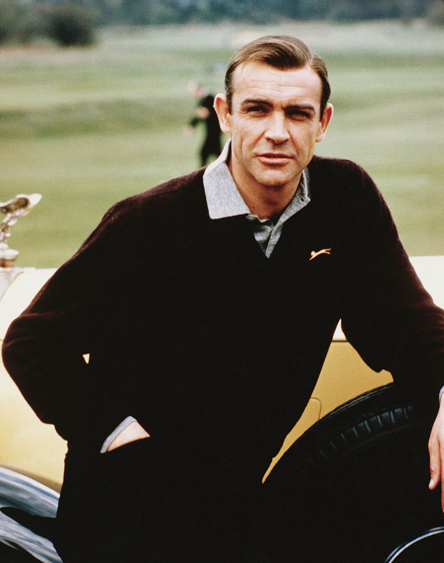 Sean Connery devant le terrain de Golf en polo marron © Photo sous Copyright 
