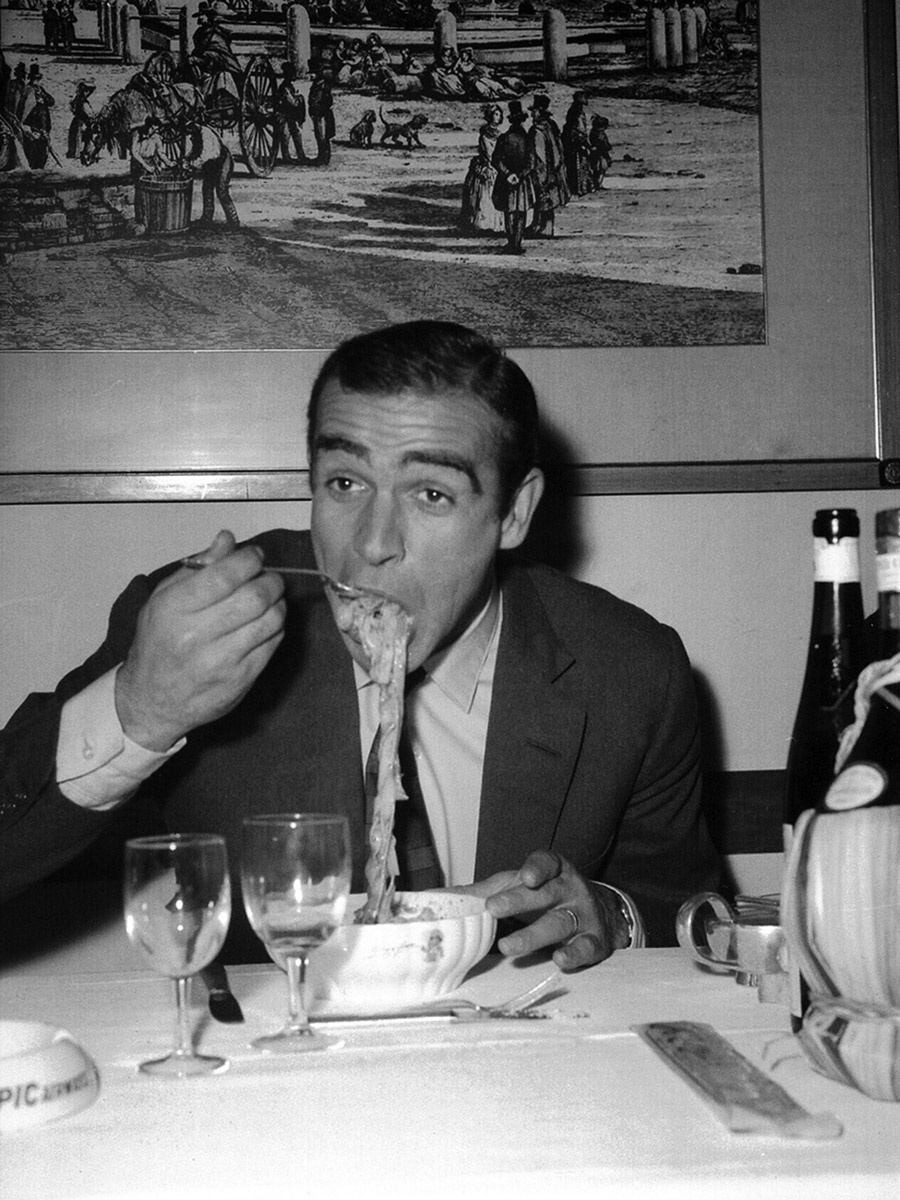 Sean Connery mange des spaghettis © Photo sous Copyright