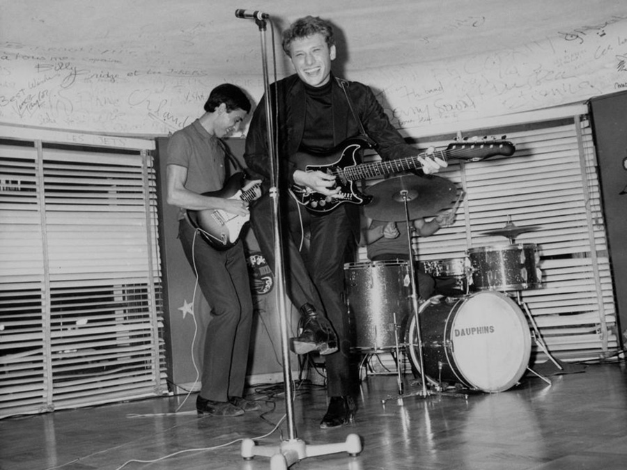 Johnny Hallyday à la guitare au Golf Drouot - 1964 © Copyright photo : DR