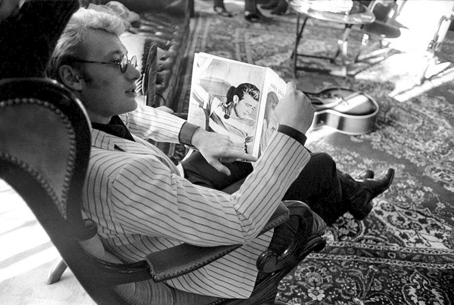 Johnny Hallyday chez lui, à Neuilly, lit James Dean - 1965 © Copyright : Patrick Bertrand
