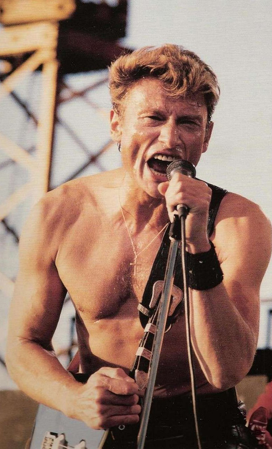 Johnny Hallyday chante torse nu au concert de l'Humanité - 1985 © Photo sous Copyright 


