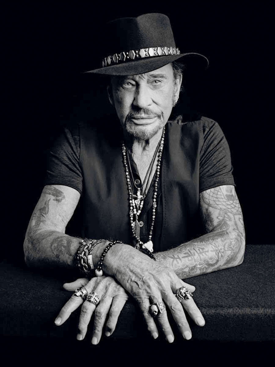 Johnny Hallyday, dévoilant ses bagues et tatouages © Copyright photo