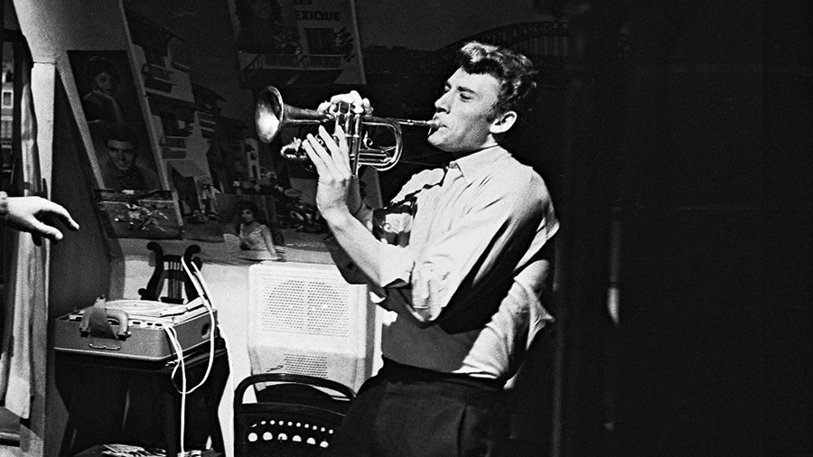 Johnny Hallyday joue de la trompette dans le film "Les parisiennes" de Marc Allegret- 1961 
© Copyright photo : DALMAS / SIPA