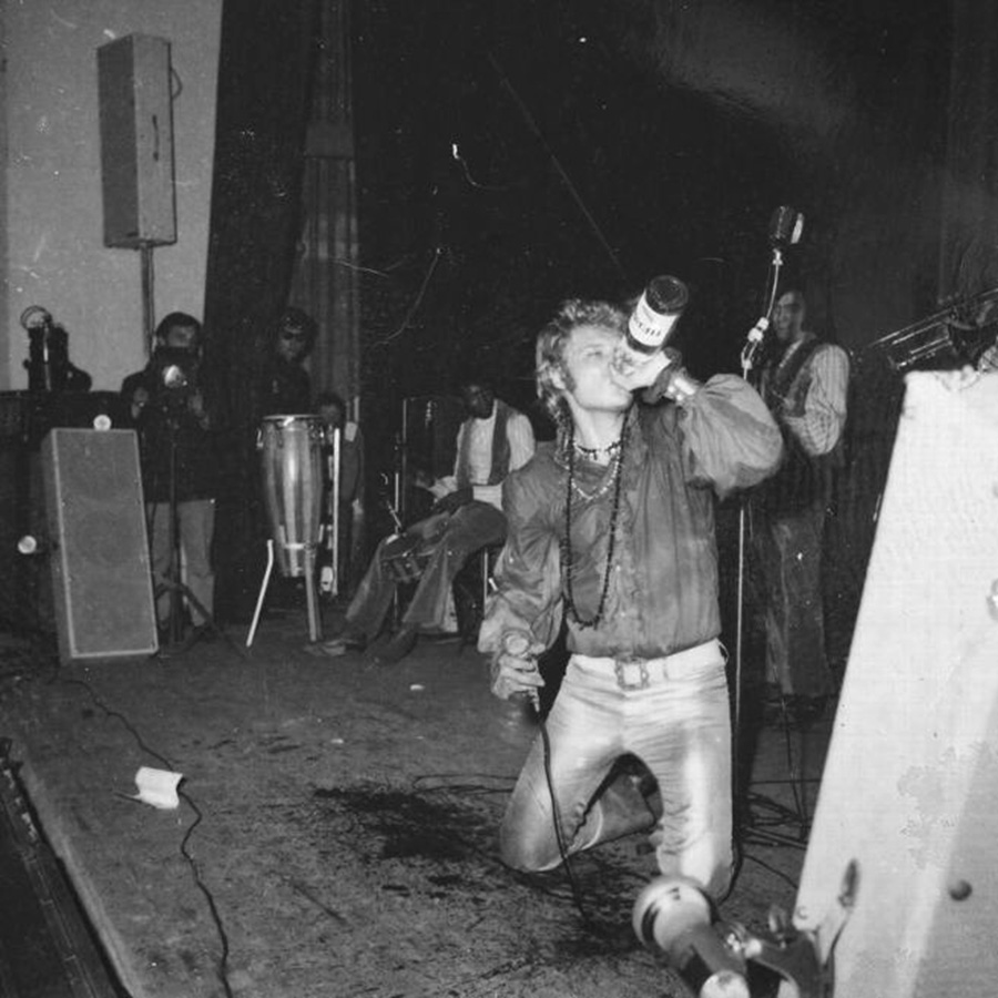 Johnny Hallyday bois de l'alcool sur scène - 1967 © Photo sous Copyright