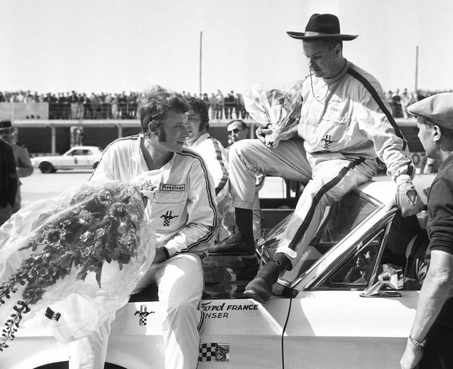 Johnny Hallyday après la course de Monté-Carlo en 1967 - FORD © Copyright photo
