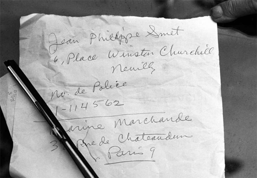 Johnny Hallyday a laissé un petit mot sur le pare-brise du propriétaire de la 2CV
signé Jean-Philippe Smet afin de le rembourser avec son assurance © Copyright photo