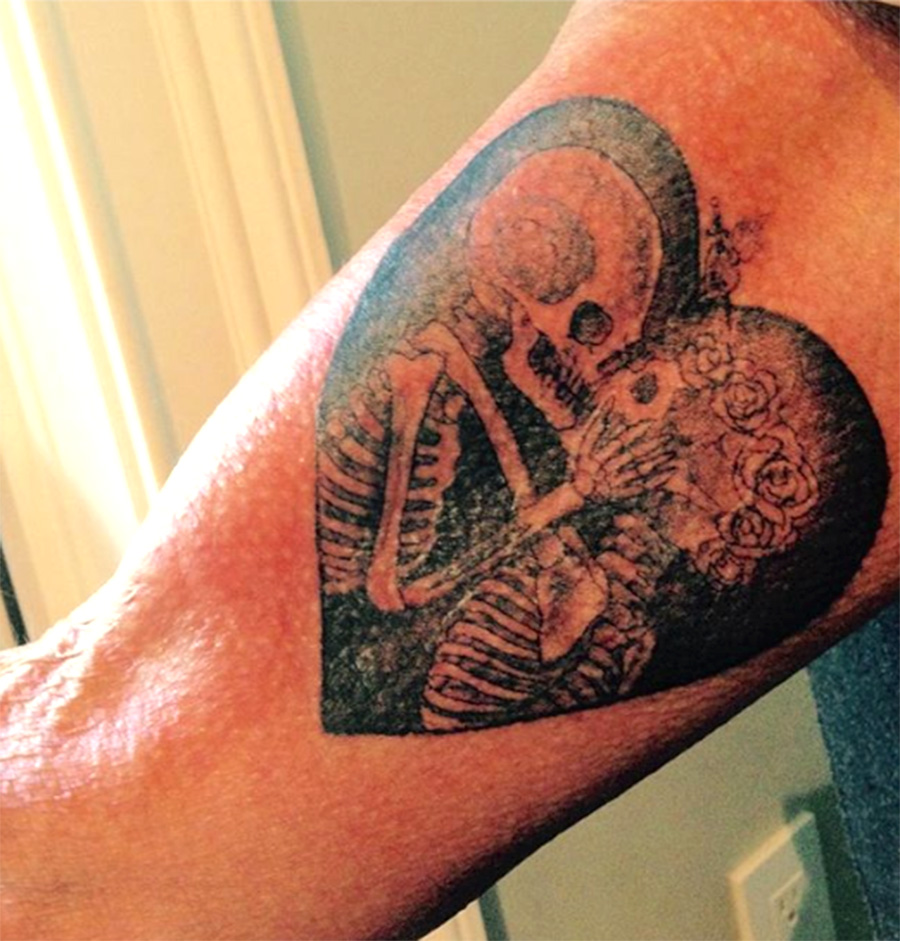 Enfin, il y a un peu plus d'un an, Johnny Hallyday s'est offert un tatouage en forme de cœur avec deux squelettes s'embrassant afin de déclarer sa flamme à sa femme, Laeticia Hallyday. "Mon amour et moi pour l'éternité", avait-il commenté en publiant un cliché de son tatouage sur Instagram."