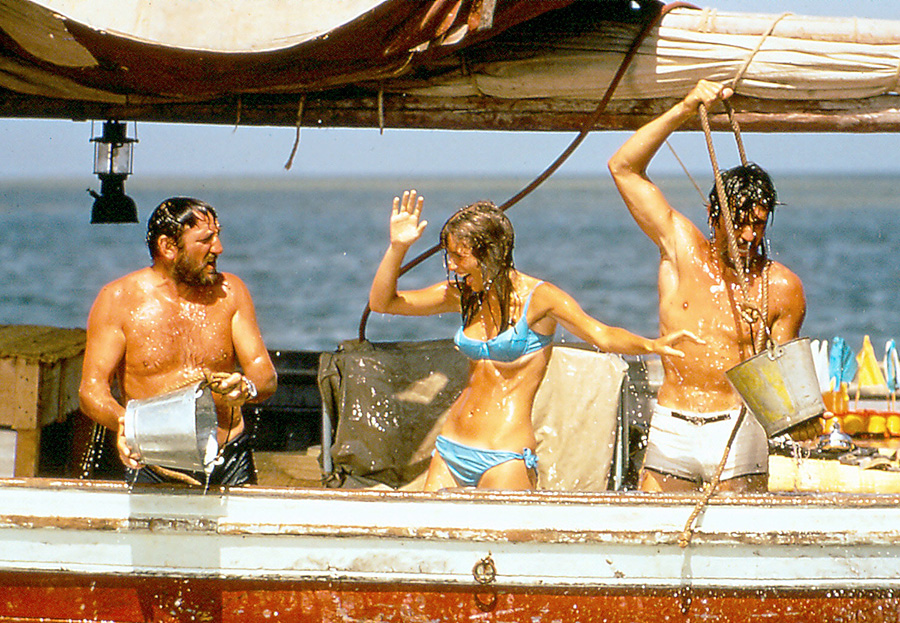 Lino Ventura lance un seau d'eau sur Joanna Shimkus, Alain Delon rempli le sien dans le film "Les aventuriers"
1967 © Photo sous Copyright