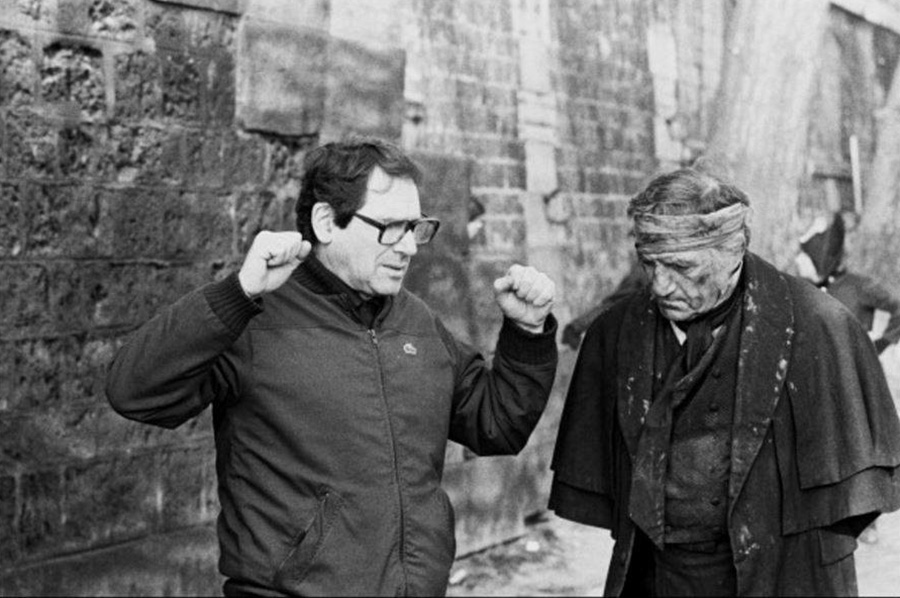 Robert Hossein dirige Lino Ventura dans le film "Les misérables"
© Photo sous Copyright
