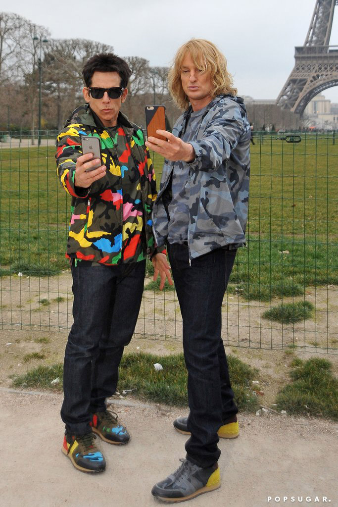 Ben Stiller et Owen Wilson agissant comme Zoolander devant la Tour Eiffel - Paris - France - Ben Stiller and Owen Wilson acting as Zoolander in front of the Eiffel Tower - Paris - France -