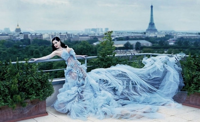 Dita Von Teese pose en belle robe bleue devant la Tour Eiffel - Paris - France - Dita Von Teese poses in beautiful blue dress in front of the Eiffel Tower - Paris - France