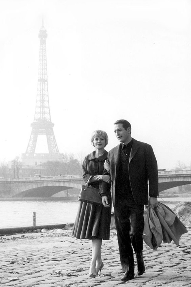 Paul Newman et Joanne Woodward sur les quais de la Seine à Paris. La Tour Eiffel derrière eux - 1961 - Paul Newman and Joanne Woodward on the banks of the Seine in Paris. The Eiffel Tower behind them - 1961
