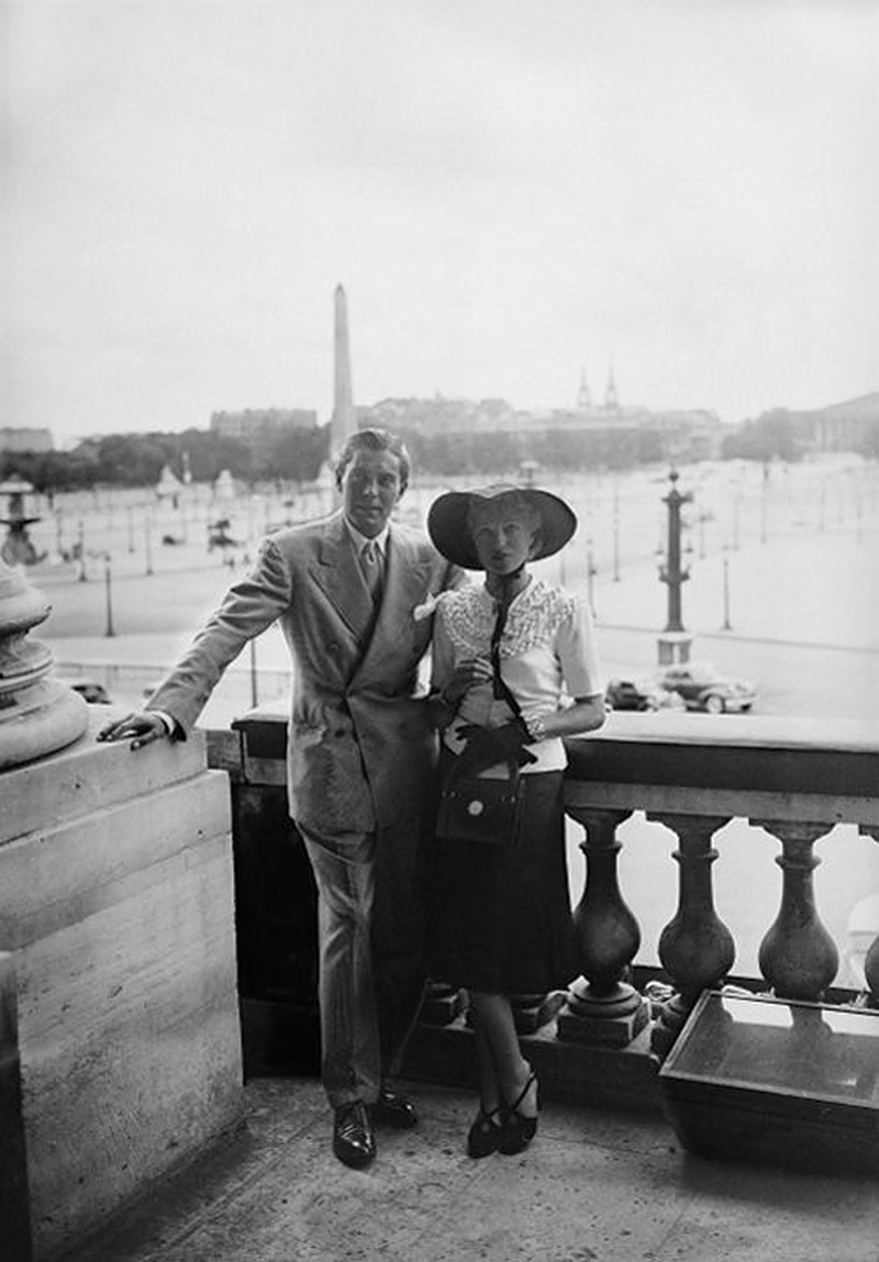 Tyrone Power et sa femme Annabella posent au balcon de l'Hôtel "Le Crillon" devant la Place de la Concorde - 1939 - Tyrone Power and his wife Annabella pose on the balcony of the Hotel "Le Crillon" in front of the Place de la Concorde - 1939