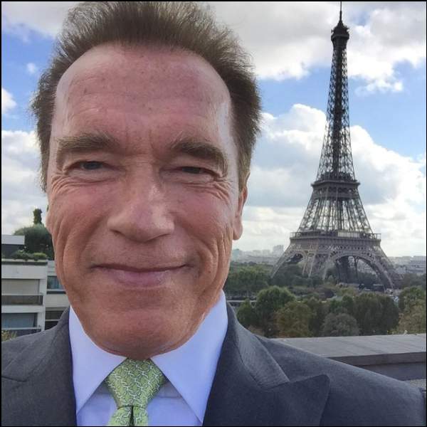 Arnold Schwarzenneger devant la Tour Eiffel © Photo sous Copyright - Arnold Schwarzenegger in front of the Eiffel Tower © Photo under Copyright