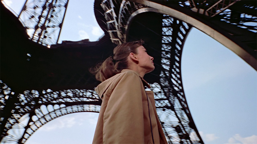 Audrey Hepburn  devant la Tour Eiffel pour le film Funny Face - Paris France - Audrey Hepburn  in front of the Eiffel Tower for the movie Funny Face - Paris France