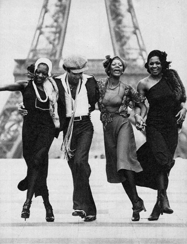 Le groupe Boney M danse devant la Tour Eiffel - Paris France