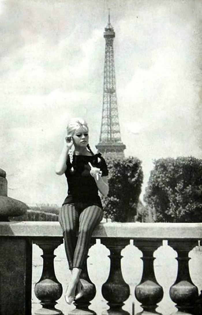 Brigitte Bardot posant,devant la Tour Eiffel - Paris - France