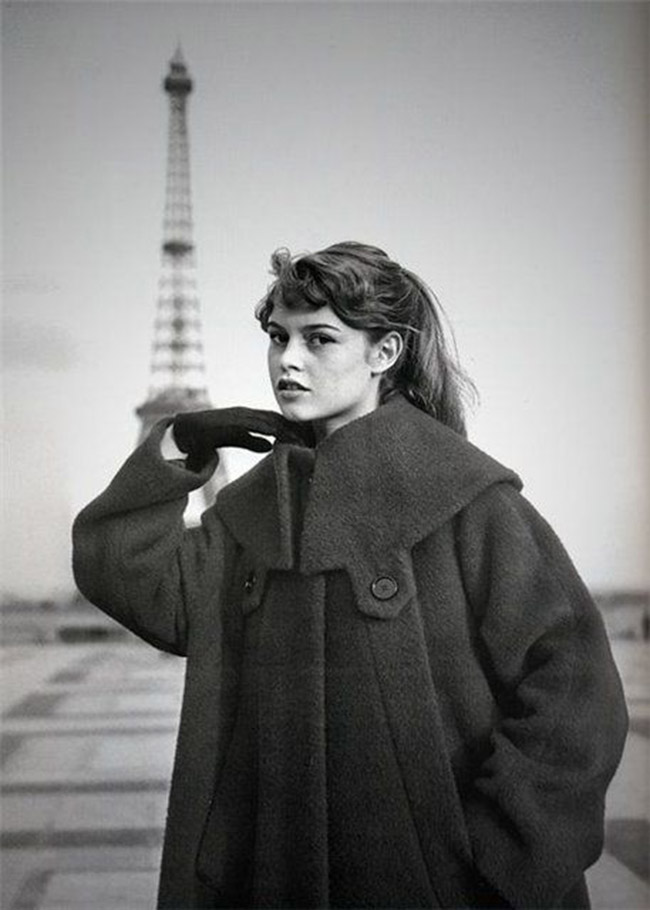 Brigitte Bardot posant,devant la Tour Eiffel - Paris - France