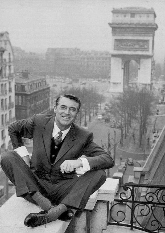 Cary Grant en haut de l'Hôtel Raphaël posant devant l'Arc de Triomphe en 1956 - Paris - France