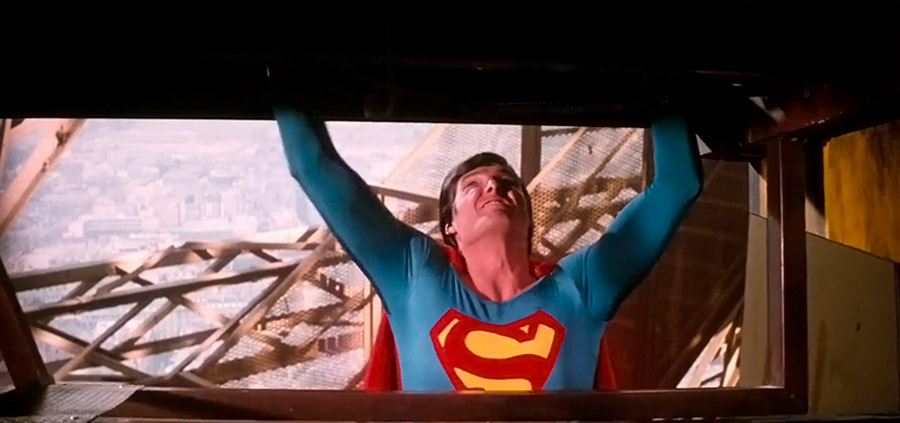 Christopher Reeve dans le rôle de Superman se jette sur la Tour Eiffel - Paris - France