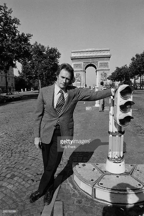Clint Eastwood pose à un feu rouge devant l'Aarc de Triomphe à Paris - France