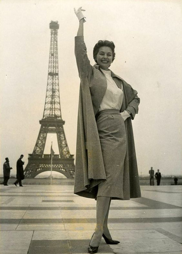 Cyd Charisse devant la Tour Eiffel en 1957 - Paris - France