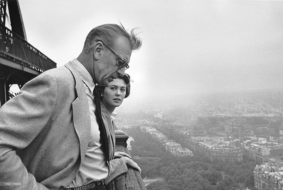 Gary Cooper et sa soeur en haut de la Tour Eiffel - 1957 - Paris - France - Gary Cooper and his sister at the top of the Eiffel Tower - 1957 - Paris - France