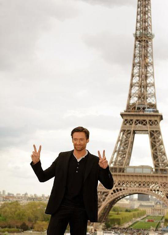 Hugh Jackman devant la Tour Eiffel - Paris - France
