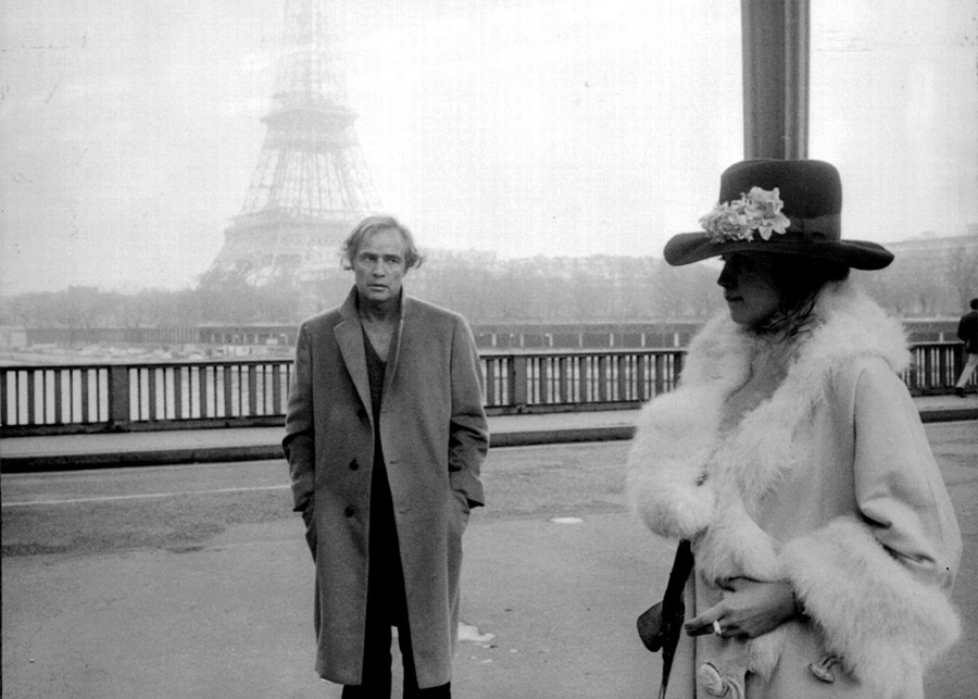 Marlon Brando devant la Tour Eiffel pour le film "Dernier Tango à Paris" - 1972 - Marlon Brando in front of the Eiffel Tower for the film "Last Tango in Paris" - 1972