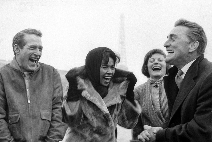Paul Newman, Kirk Douglas et Dianne Carrol pris de fou rire devant la Tour  Eeiffel à Paris - Paul Newman, Kirk Douglas and Dianne Carrol laughing in front of the Eiffel Tower in Paris