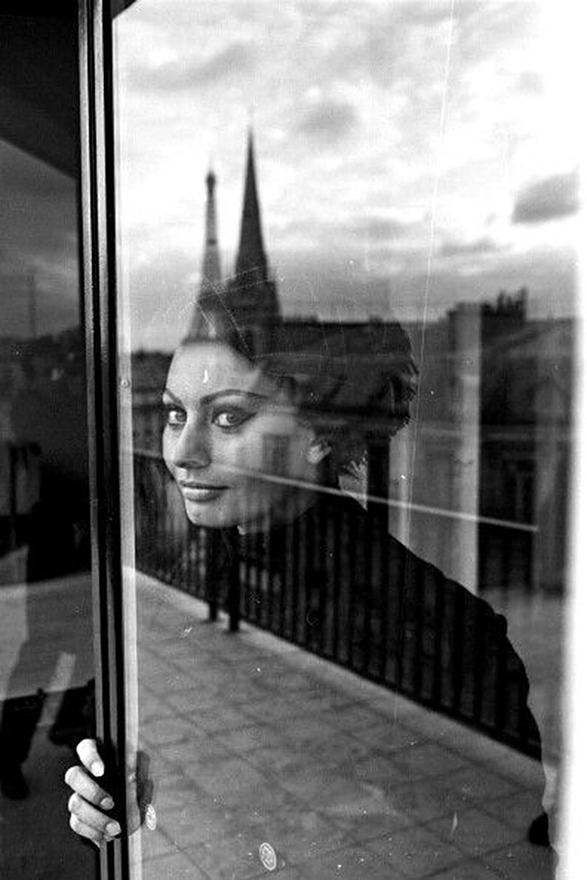 Sophia Loren pose avec la Tour Eiffel 