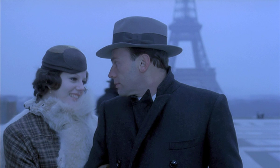 Stefania Sandrelli et Jean-Louis Trintignant devant la Tour Eiffel pour le film"Le conformiste" - 1971