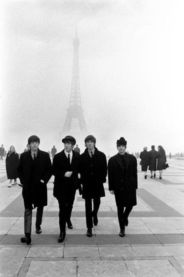 Les Beatles devant la Tour Eiffel
