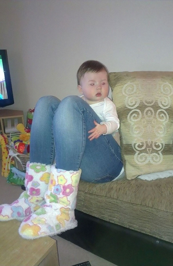photo insolite un enfant avec des grandes jambes